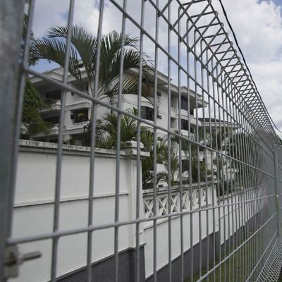 Triangle Mesh Fence Garden Fence Steel Roll Top Fence Triangle Bending Welded Wire Mesh Swimming Pool Fence Safety Fence Triangle Bend Fence, Garden Fence, Fence image 6
