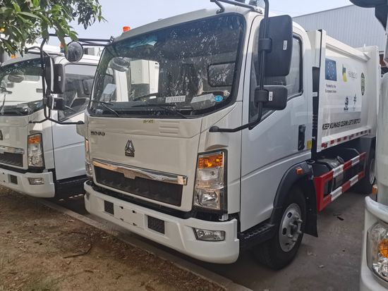 Sinotruck 4*2 10cbm 266 HP Right-Hand Drive Refuse Garbage Compression Compactor Truck image 2