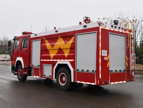 Sinotruk 6-Wheel HOWO 8tons Fire Engine LHD Rhd 8000L Water Tank Fire Fighting Vehicle image 3