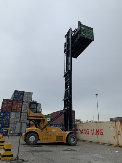 China 9ton Sdce90K7 Electric Empty Container Handler image 5
