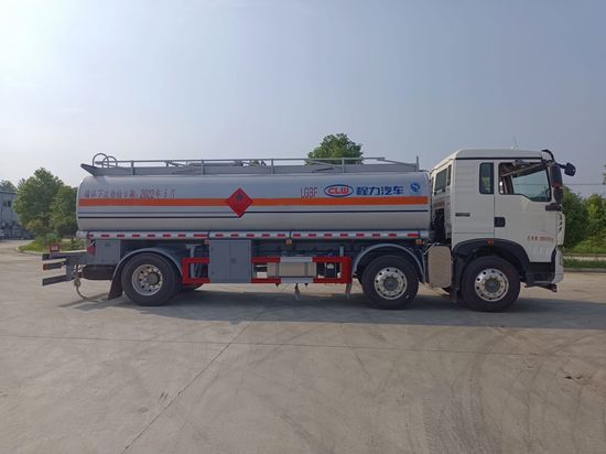 HOWO 6× 4 256HP 20cbm Transport Fuel Truck Fuel Tanker image 3