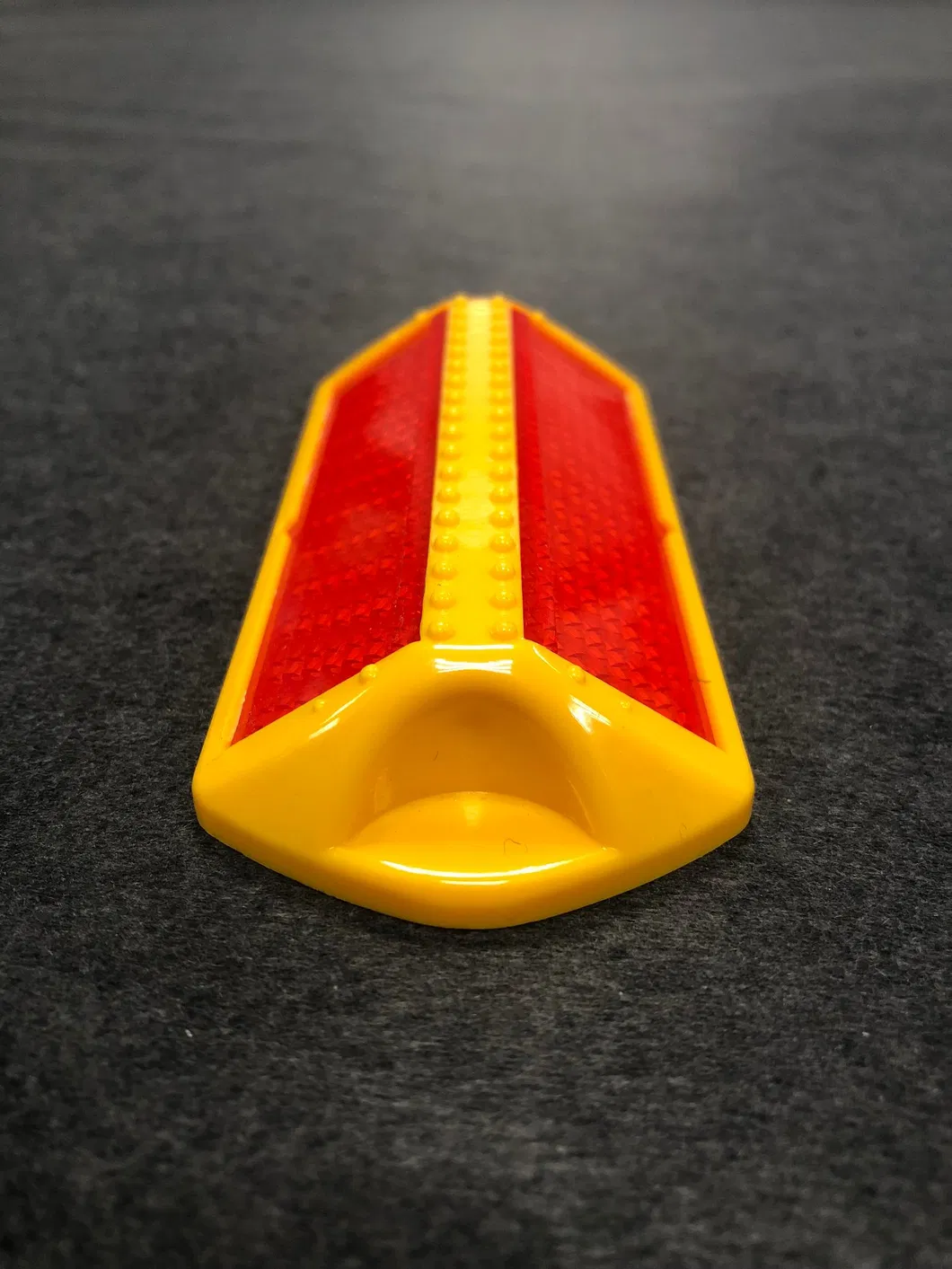 China Factory Supplier Practical Elongated Plastic Asphalt Marker Road Studs