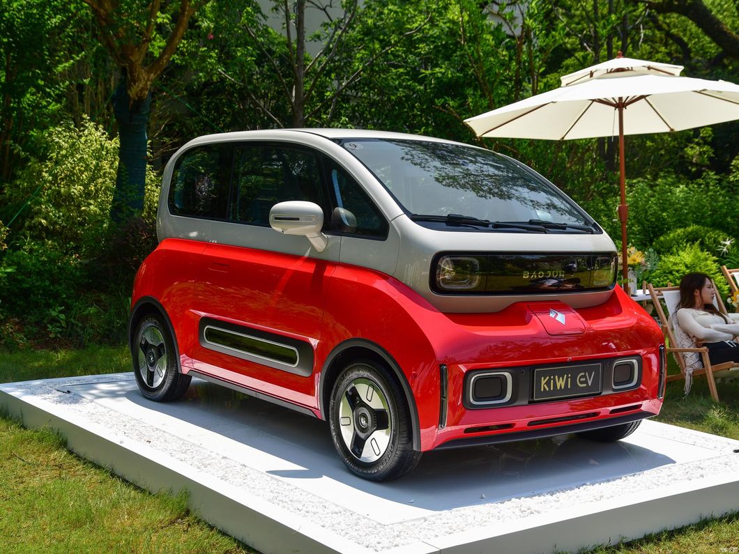 Adult Driving High Speed Mini Electric Car Wuling Baojun Kiwi Made in China at a Low Price 2023 New Electric Car