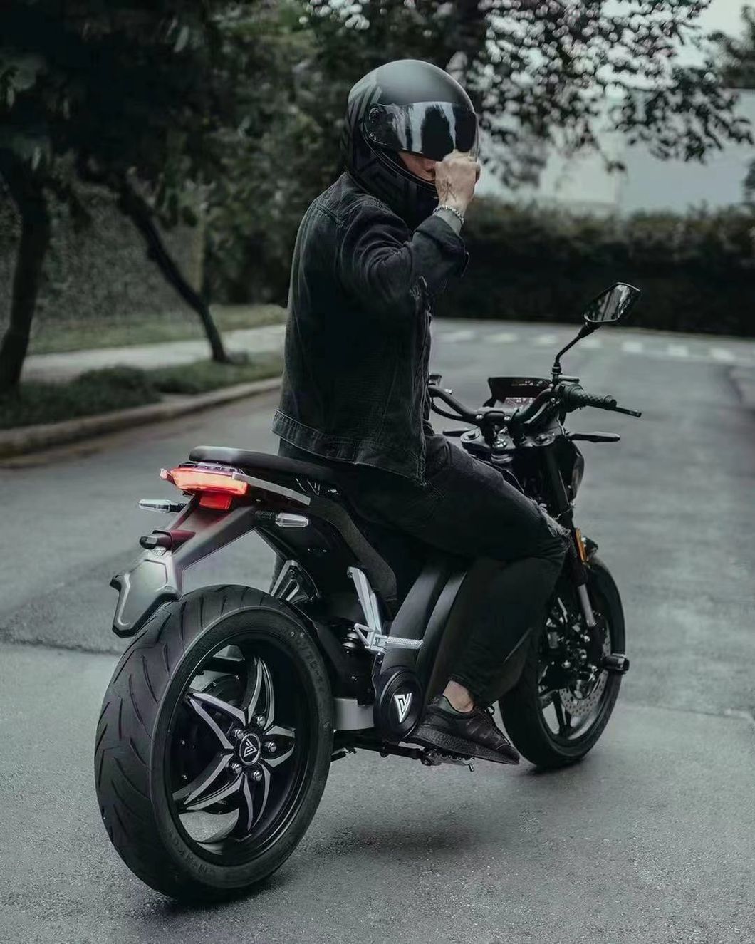 EUR EEC Made in China Wholesale Novel 2000W Brushless Motors Electric Motorcycle/ Tire17 Inch Electric Scooter