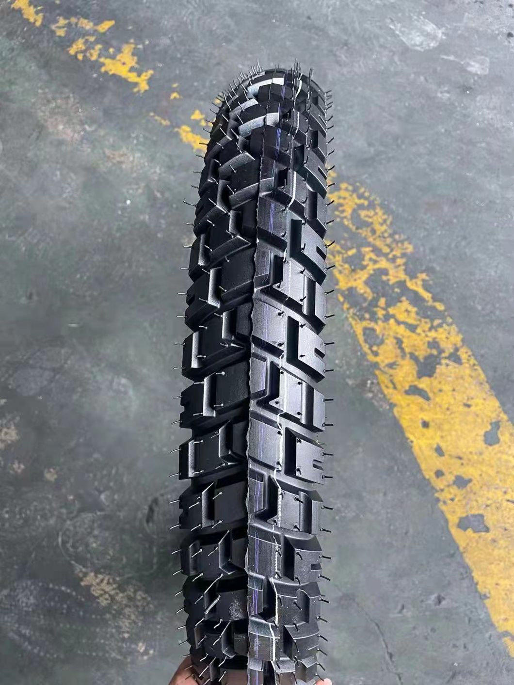 Hot Original Tubeless Tyre Natural Rubber Motorcycle Tire 3.00-8 3.25-18 3.50-10 Motor Scooter Tire Accept OEM