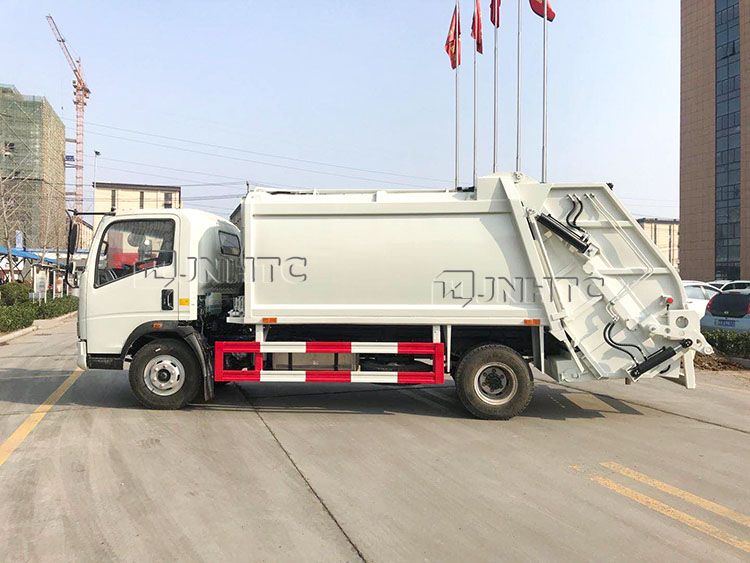 New Product HOWO Light Food Waste Collection Garbage Container Lift Truck Small Kitchen Truck Used in Restaurant for Sale