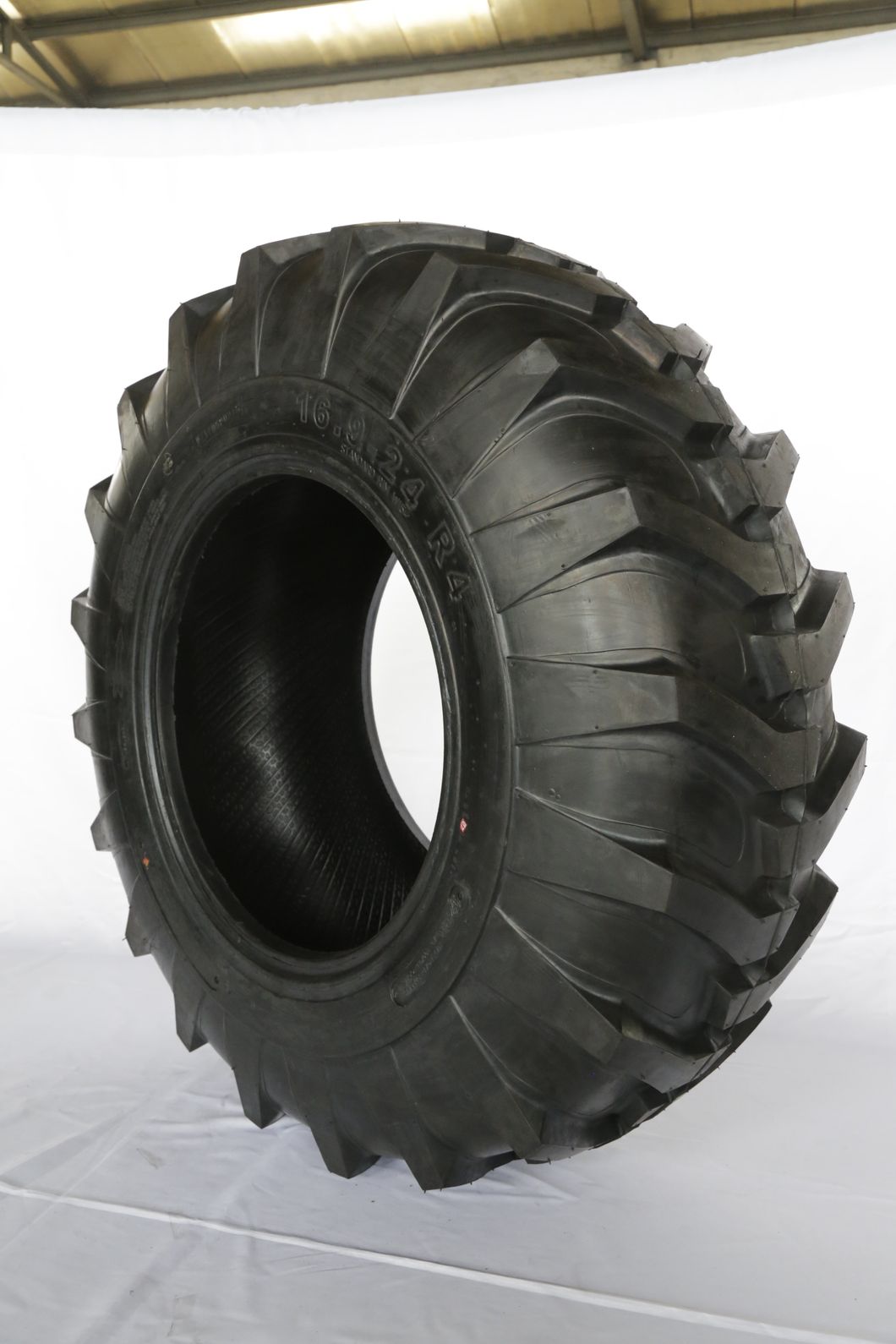China Backhoe Loader Tyre, Grader Tyre, Tractor Tire R4 16.9-28 16.9-24