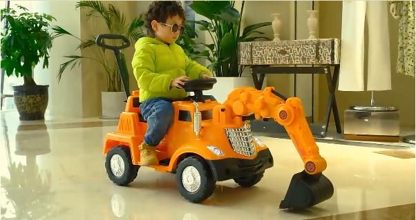 Children&prime;s Electric Toy Car with Telescopic Push Handle