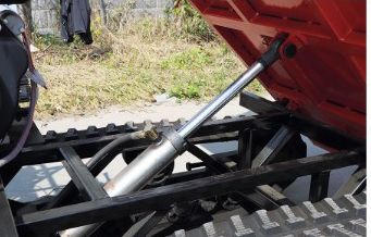 Sell Max Running Speed 10km/H Crawler Dumper Use for Engineering Transportation