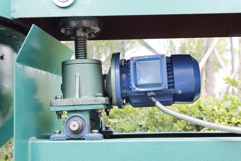 Vibratory Polishing Machine with Sound Cover