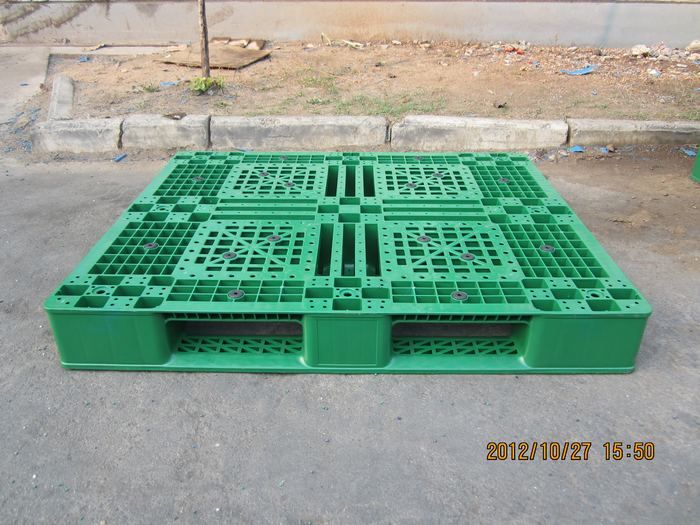 1100*1100*150mm Six Runners Grid Surface Plastic Pallet Heavy Duty Durable Reusable Two Parts Combined Steel Tubes Reinforced
