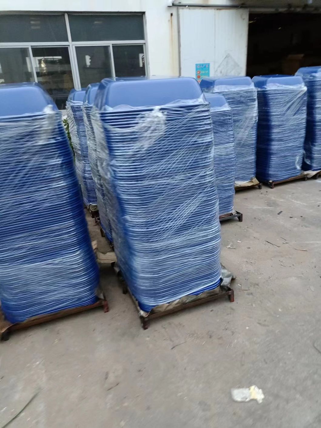 High Quality Hand Trolley Ht1827A with Pneumatic Wheel Load 200kg