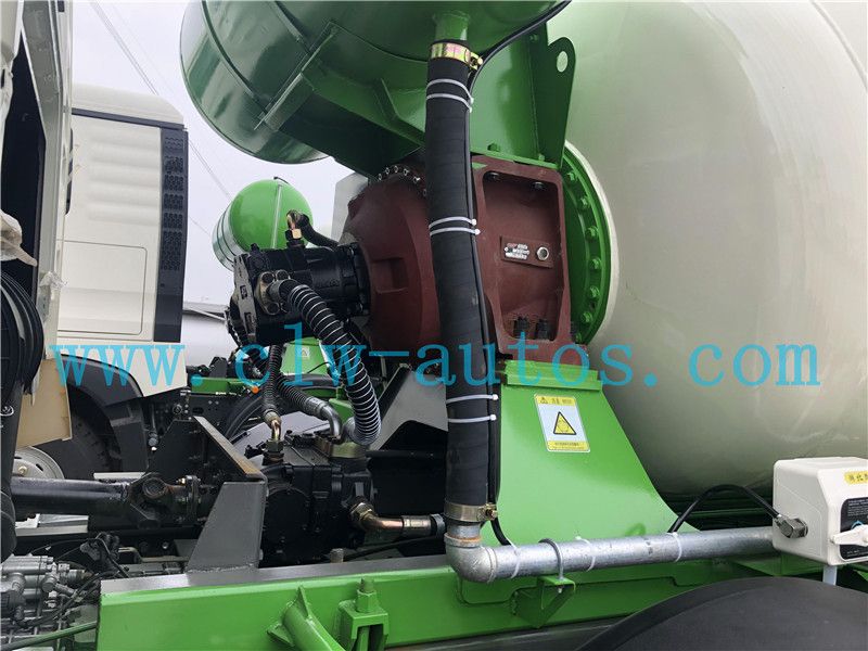 Sinotruk HOWO 8X4 Heavy Duty 16000 Liters 16cbm Big Volume Concrete Mixer Truck