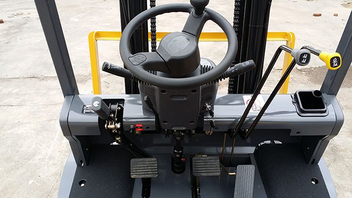 2000kg Gasoline Forklift/Diesel Forklift/ Japan Engine Forklift/LPG Forklift (FG20T)