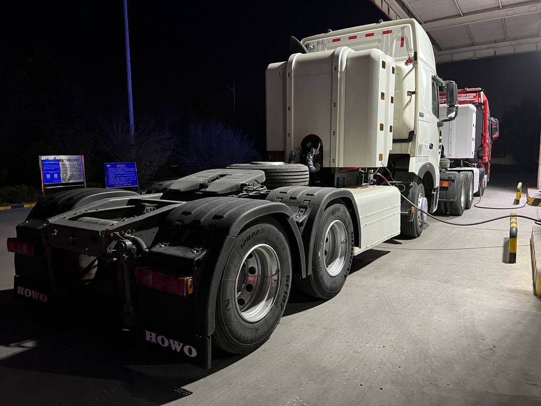 China Camion 6*4 CNG Left Hand Driving Tractor Head Truck