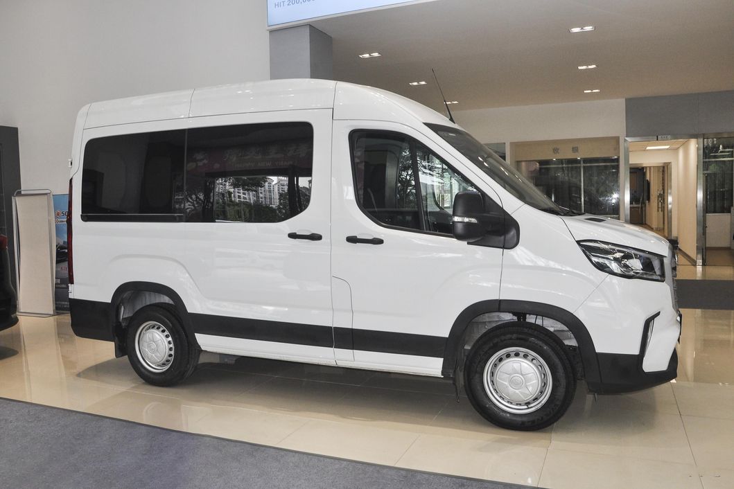 Ym030 Maxus V90 2022 2.0t Manual Yunjie Front Drive Short Axle High Top Rear Single Tire 6 Seats Second Hand Car