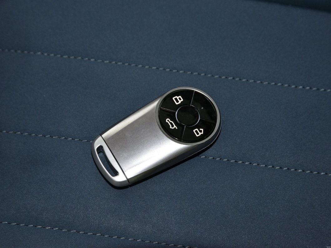 Convenient and Fully Closed Chinese Electric Car Rechargeable High Quality Mini Electric Car Suitable for Girls in 2023