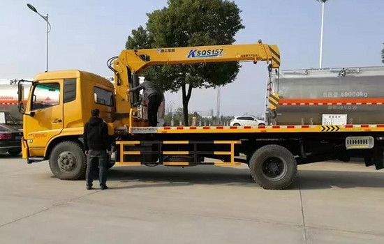 Rolling Back Dongfeng Wrecker with Crane Max Loading Weight 6300 Kg