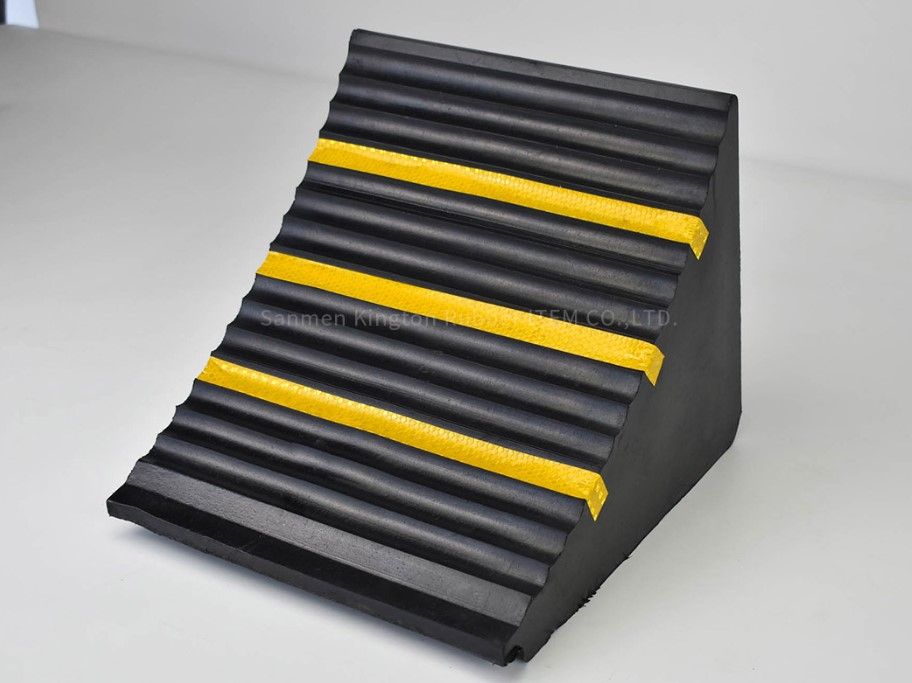 Parking Equipment Reflective Visual Rubber Vehicle Wedge Rubber Wheel Chock 325*300*260mm