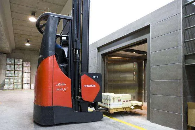 FUJI 400kg-1500kg Freight Cargo Lifts Cargo Vertical Cargo Lift Elevator