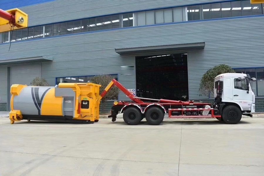 8cbm/18000liters Dongfeng Hook Lift Arm Garbage Truck Large Roll off Container Garbage Truck