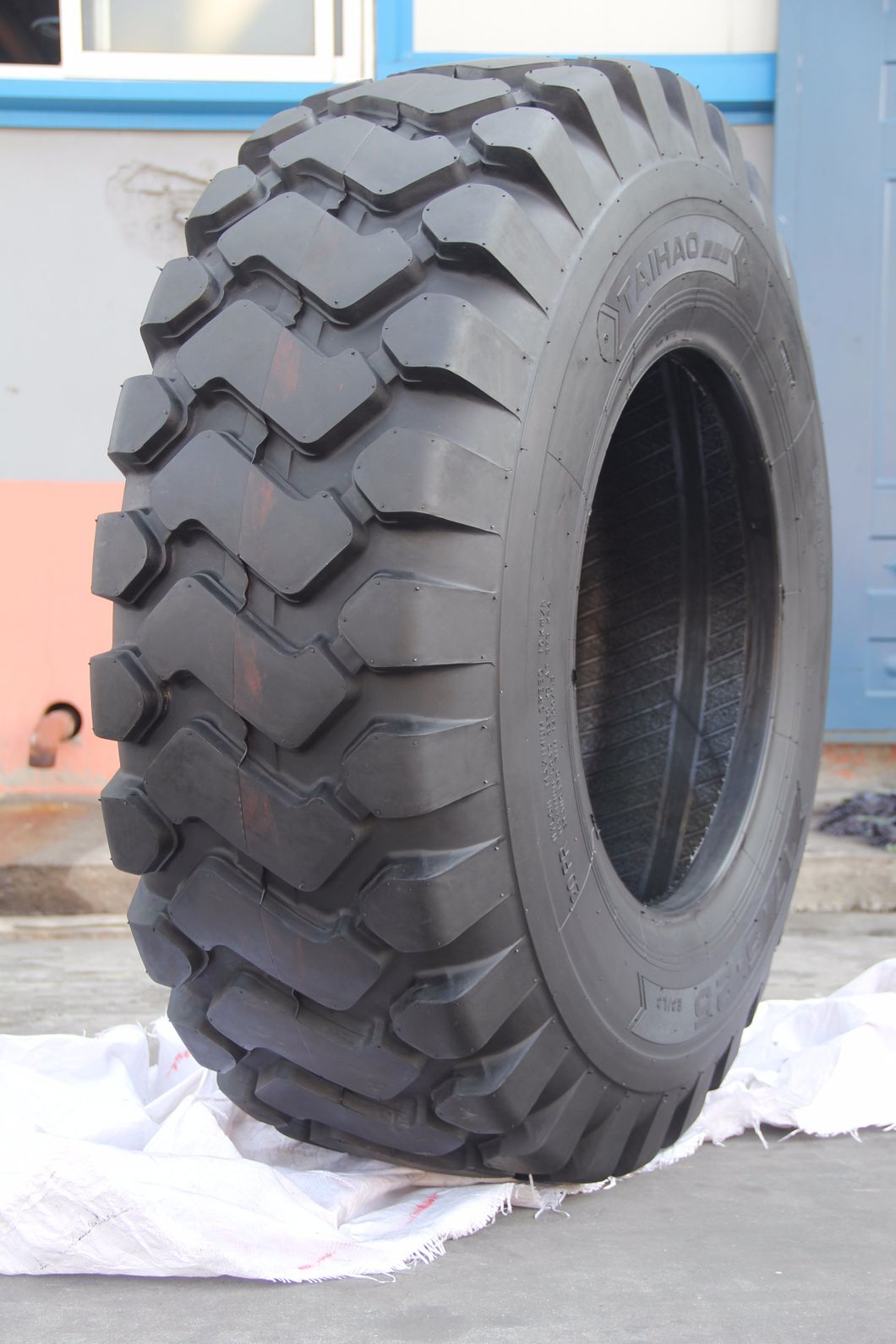 E3 L3 20.5-25 23.5-25 16/70-20 16/70-24 Backhoe OTR Tyre/Tire