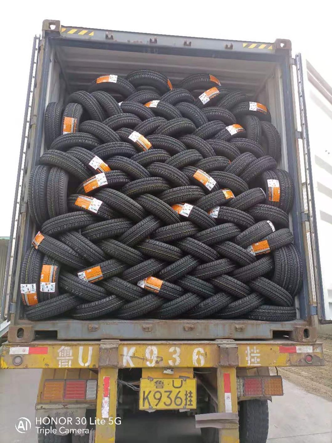 Winda/Boto Brand Car Tyre 235/45r17 Winter Tyre for Snow and Ice Road From Wanda Boto Factory with High Quality Can Mix Load with Truck Tyre