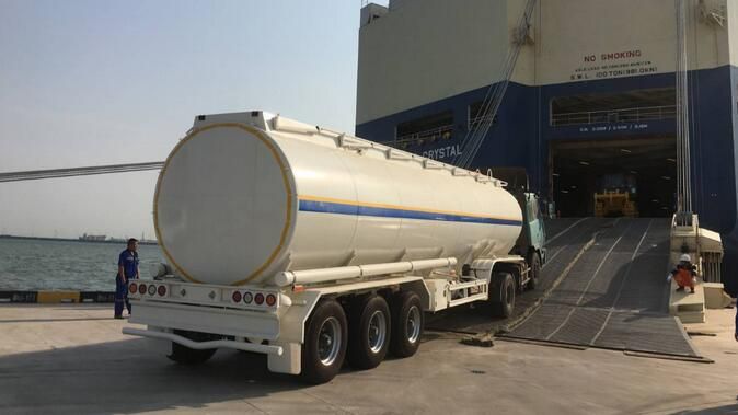 Sinotruk 4X2 Oil Transport with Dispenser Fuel Tank Truck