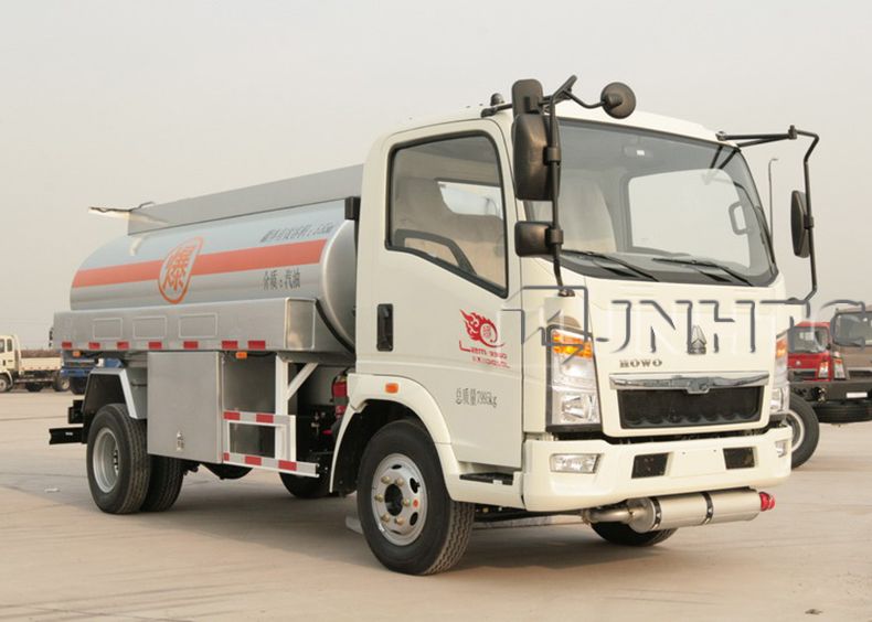 HOWO 4X2 Oil Tank Truck Small 5cbm Fuel Tanker Truck