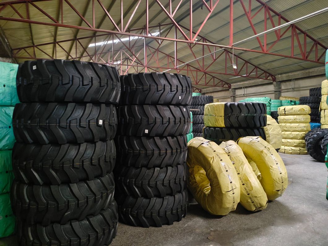 Llantas R4 16.9 24 Industrial Pneumatic Tyre for Backhoe