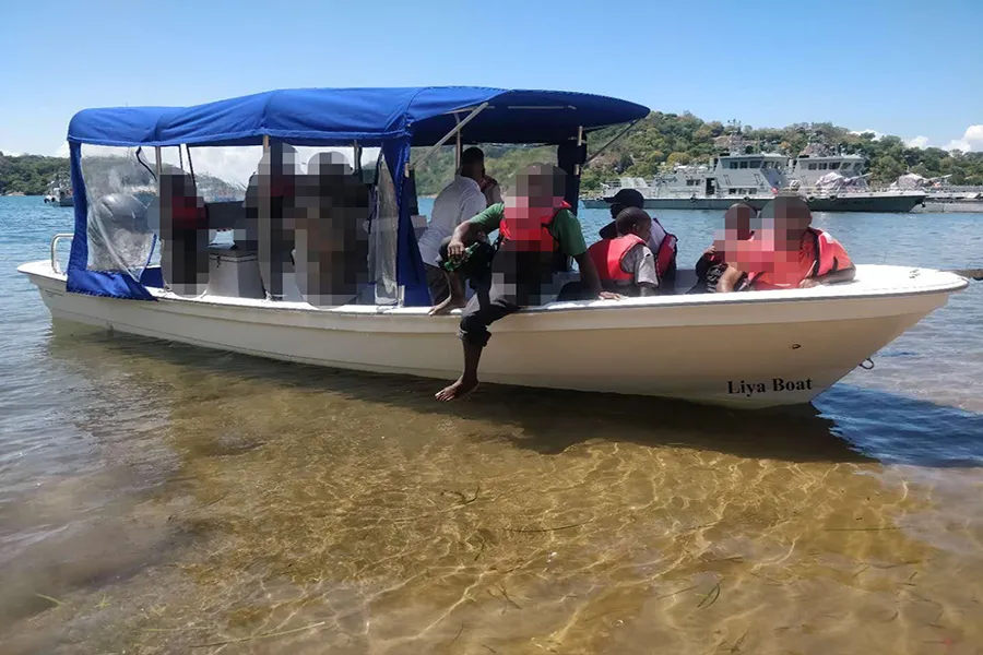 Liya 7.6m Fiberglass Panga Boat Fishing Boat with Two Engines