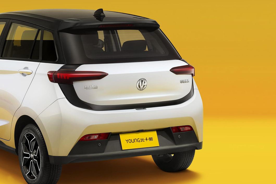 Youngguangxiaoxin EV High Speed Driving 408km High Quality Rechargeable Adult Driving Mini Electric Car with Made in China
