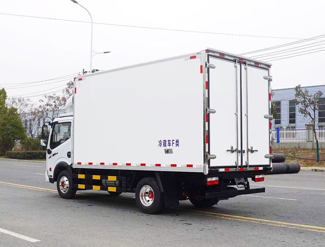 China Manufacture DFAC 4X2 Refrigerator Truck with Cooling Box Vegetables Meat Refrigerated Transport Truck with Good Quality