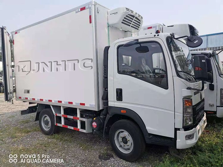 Sinotruk HOWO 3-5 Tons 6 Wheels Light Refrigerator Freezer Vaccine Truck for Sale