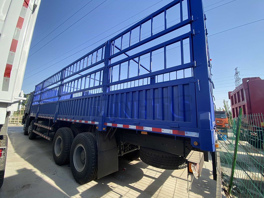 2022 with Good Price Sinotruk HOWO Van Truck China 4X2 6X4 8X4 New Container Cargo Truck for Sale