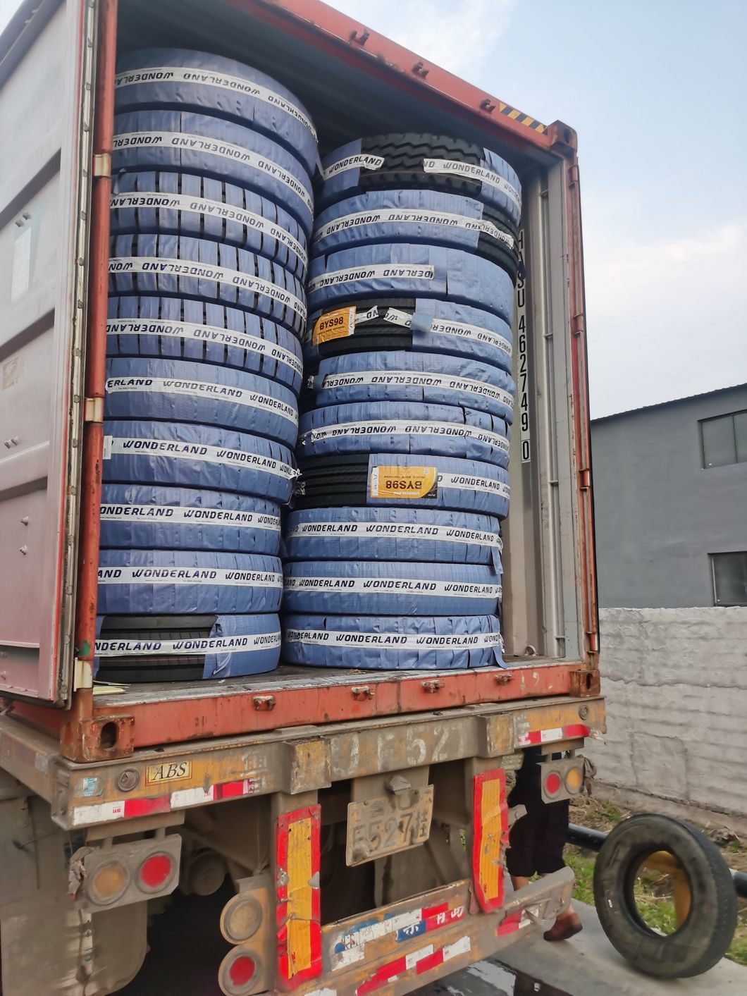 China Factory Cheap Radial Truck Bus Tire TBR /Car Tire PCR /off Road Tire OTR