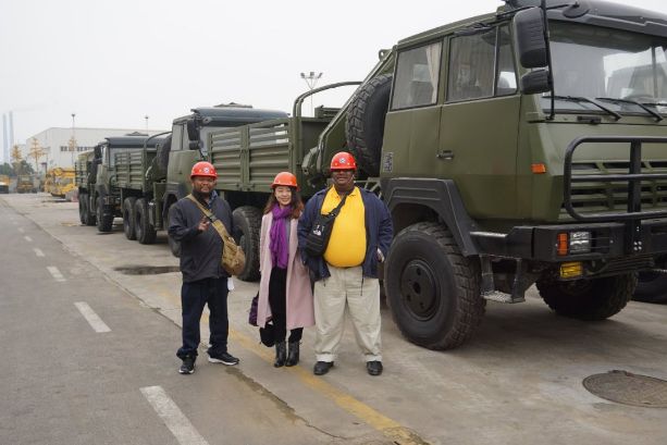 Tank Tractor Truck V-Shape Bulk Cement Powder Tanker Semi Trailer for Sale