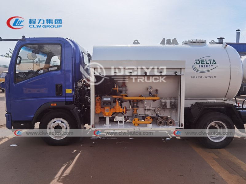 Sinotruk HOWO 4X2 6 Wheeler 5000liters 5m3 LPG Filling Tank Truck 5 Cubic Meters 2.5mt 2.5tons LPG Bobtail Truck with Corken Pump Rego Filling Gun