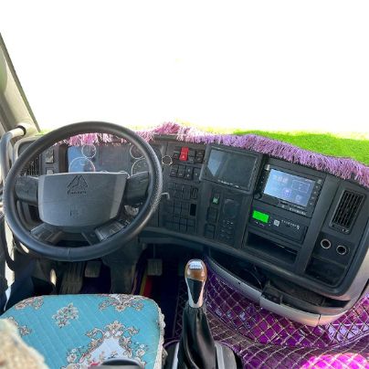 Natural Gas HOWO T7h 10 Wheels Tractor Truck Head 6X4 CNG 430 HP Trailer Tractor Truck for Sale in Kazakhstan