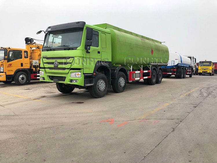 Sinotruk HOWO 8X4 38000L Oil Fuel Tank Tanker Truck