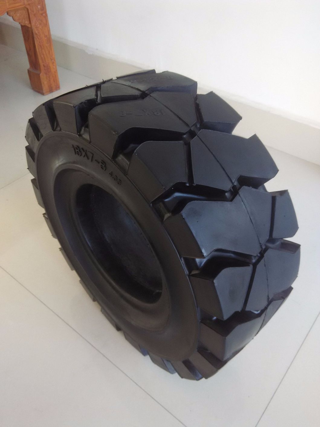 Forklift Solid Tire Manufacturer Sh-268 5.00-8 18*7-8180/70-8 Industrial Tyre Factory Tires