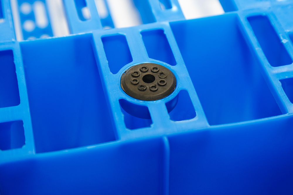 Single Face Warehouse Storage Heavy Duty Virgin Material 4 Way 6 Runners Plastic Pallet for Logistics