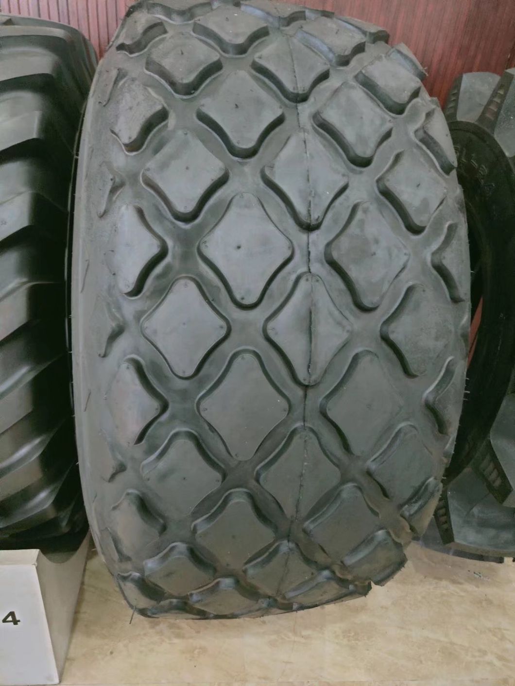 Wholesale Cheap Industrial Pneu Tires R3 23.1-26 for Road Roller Compactor