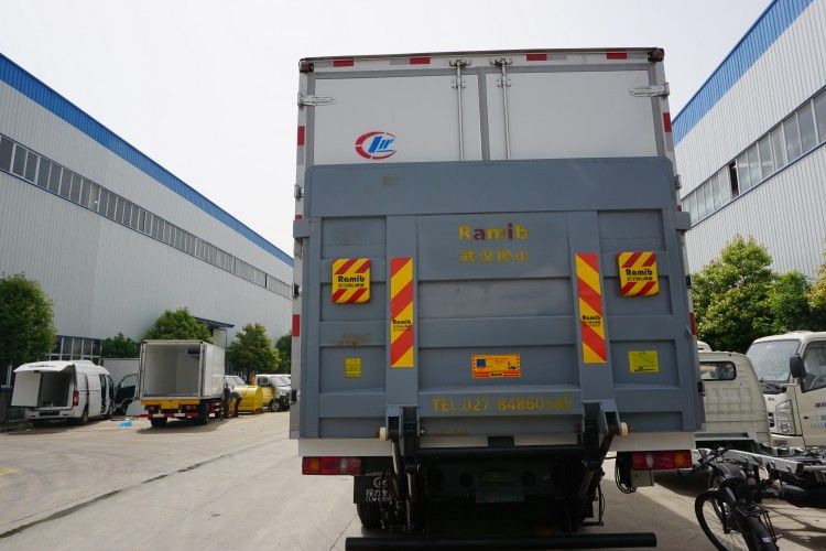 Dongfeng 15000kg Live Fish Transport Refrigerated Freeze Truck