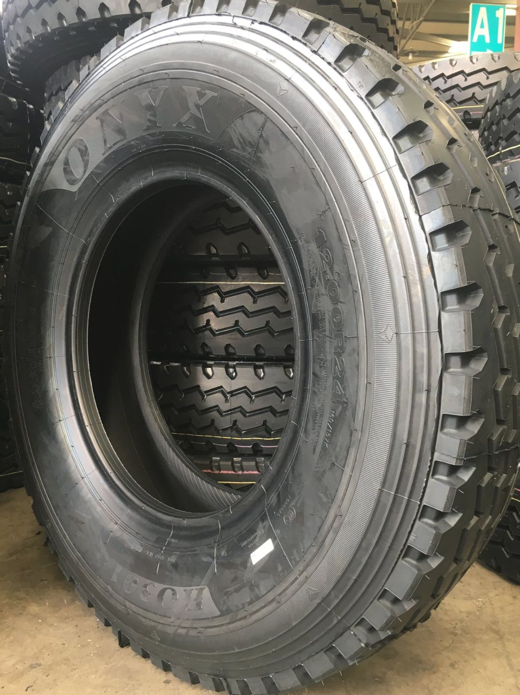 Hengfeng Factory Onyx Ovation Brand Truck and Bus Tyres with All Sizes