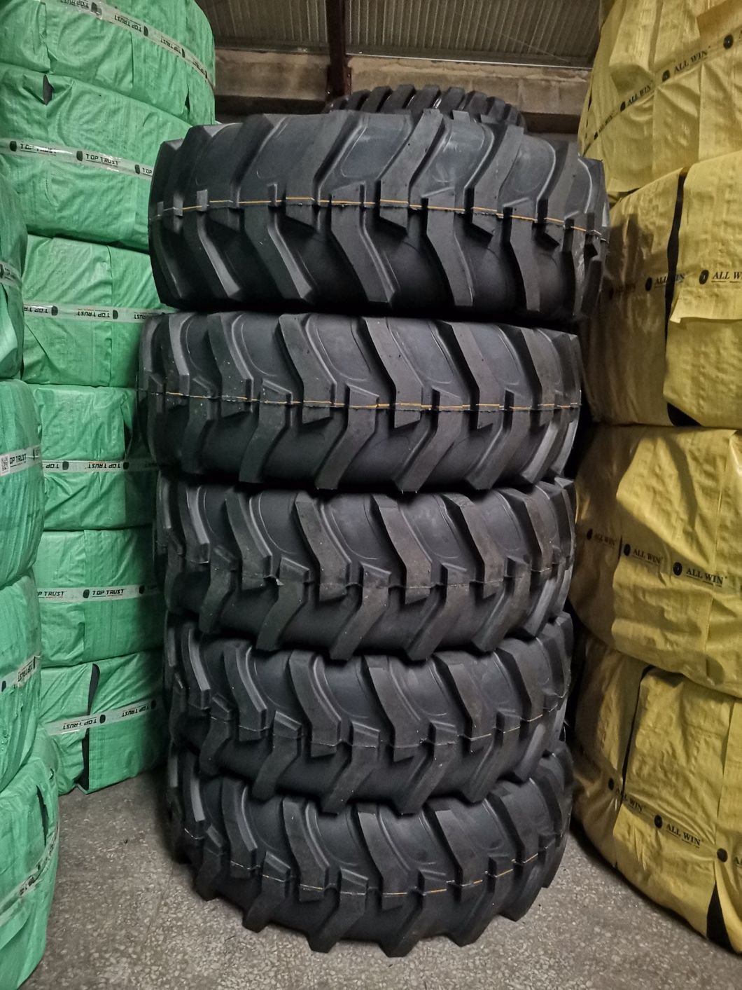Llantas R4 16.9 24 Industrial Pneumatic Tyre for Backhoe