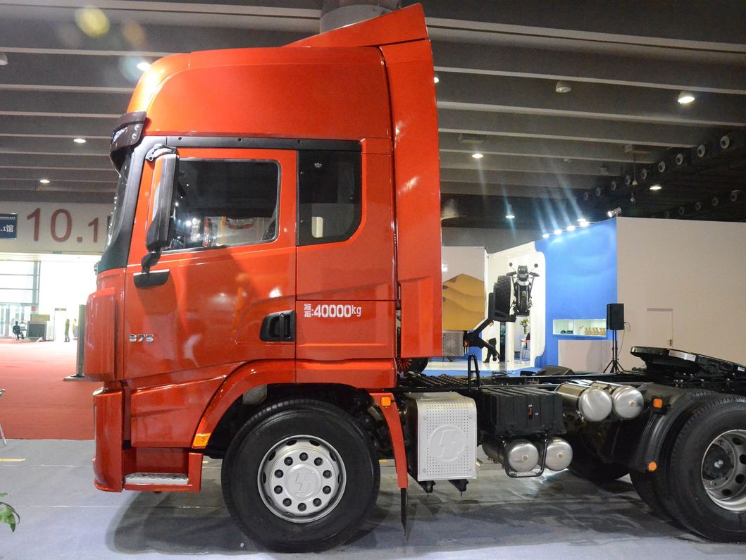 Strong Load Capacity Shacman 4X2 Cargo Body 9-12t Diesel Light Cargo Truck