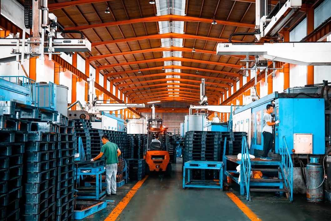 1250*1000*150mm Three Runners Plastic Pallet Grid Surface Heavy Duty Reusable with Optional Steel Tubes Reinforced