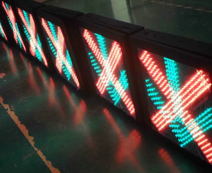 Red Cross & Green Arrow Traffic Light for Driveway Safety