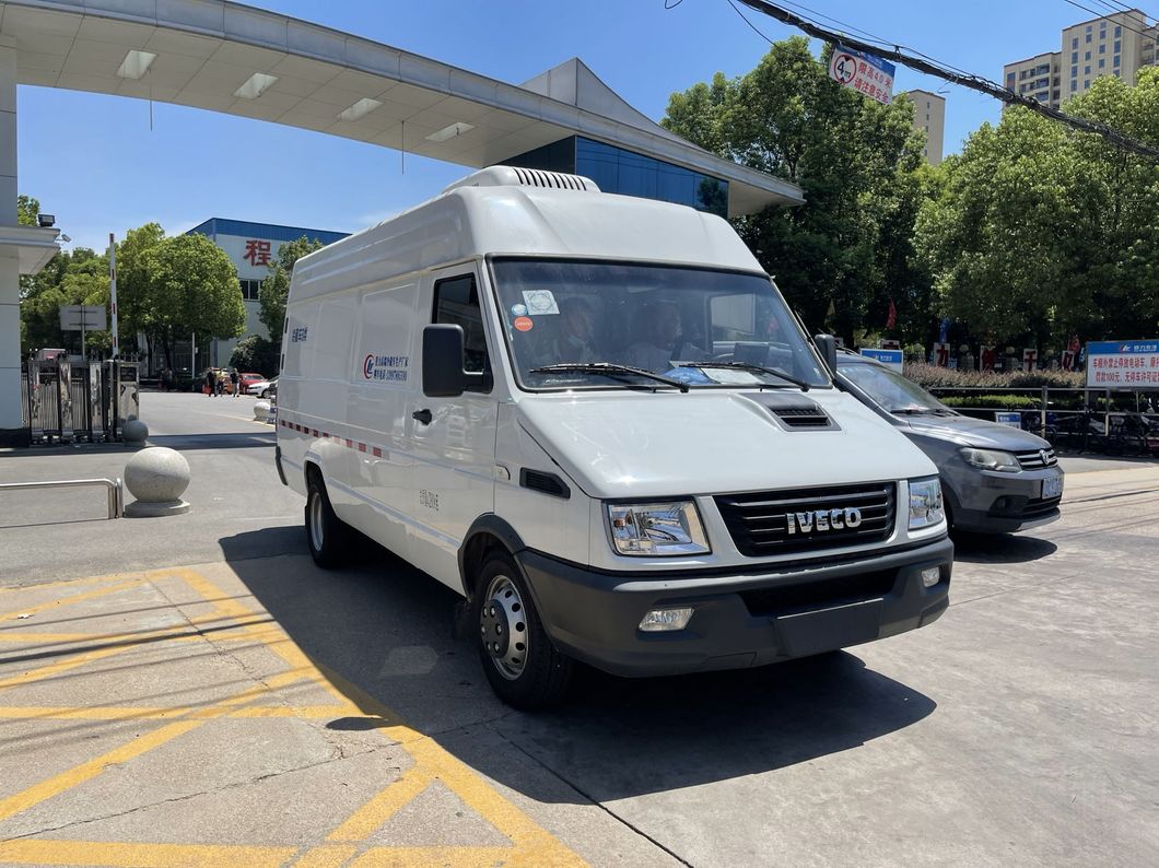 China New Refrigerated Transportation Chain Transport Vehicle Freezer Van Refrigerator Truck